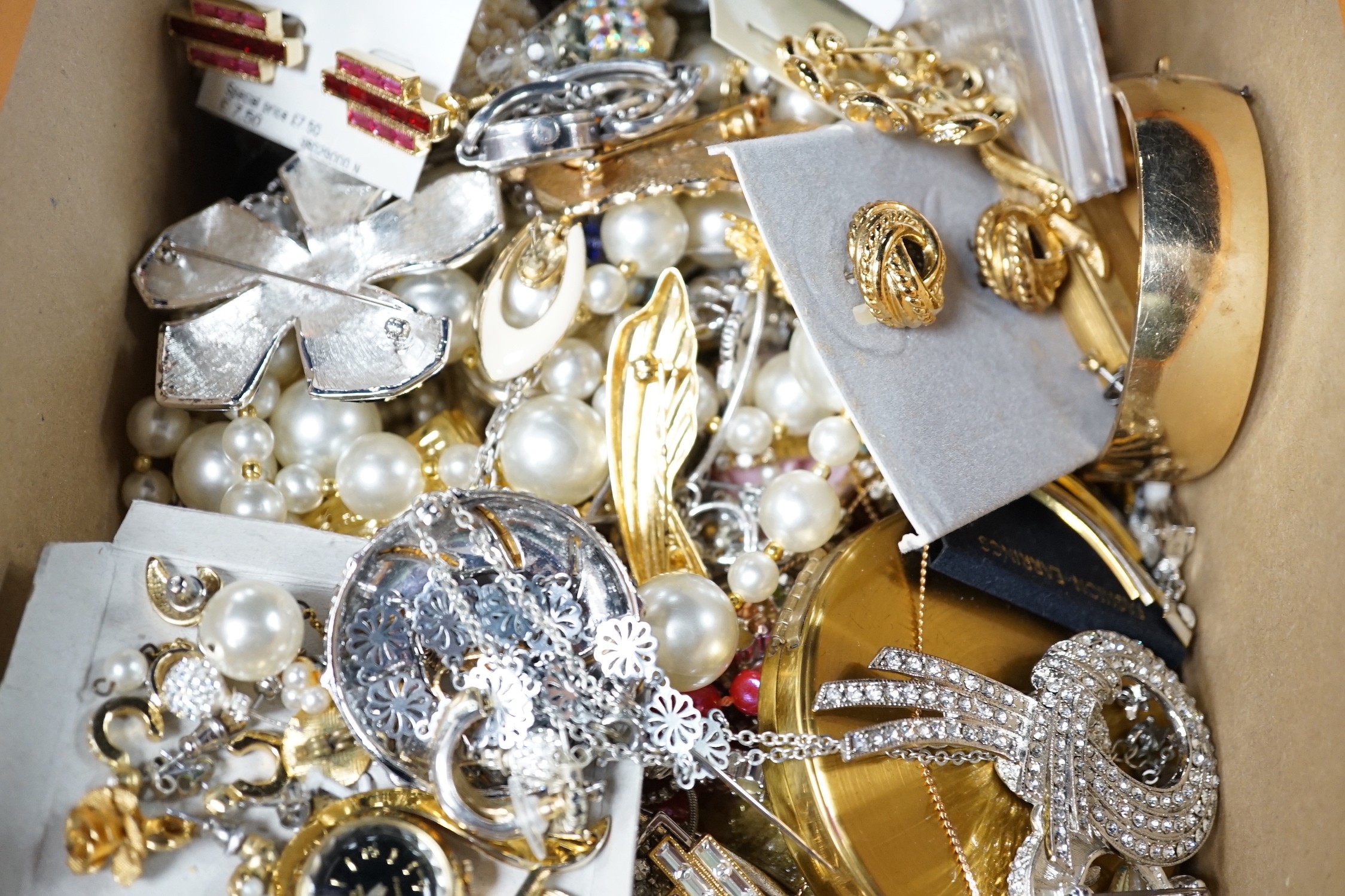 A quantity of assorted jewellery including mainly costume and some silver.